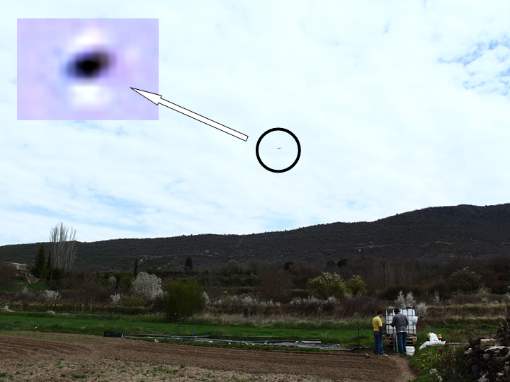 OVNI fotografiado en Rasal - (Huesca - España) - 12 de abril de 2015